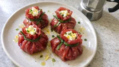 Sacchettini di bresaola con robiola, limone ed erba cipollina: pronti in 10 minuti